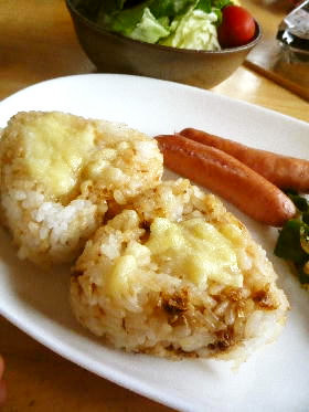 おかかとチーズの簡単焼きおにぎり