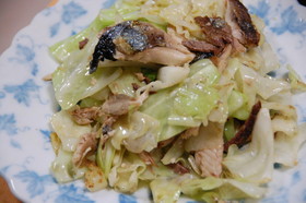 さんまとキャベツの塩にんにく炒め