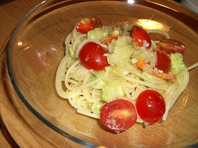 アボカドとトマトの冷製パスタ