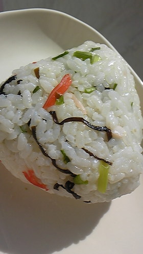 カニカマと塩昆布のおにぎり♪