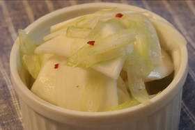 梅こぶ茶でカブとセロリの浅漬けサラダ