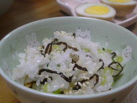 塩昆布とかぶの葉の混ぜご飯