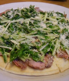 簡単おつまみ！牛肉と水菜のピザ