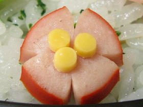 お弁当に輪切りのお花ウィンナー