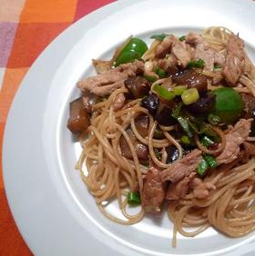 豚肉、ナス、ピーマンの甘辛ソースパスタ