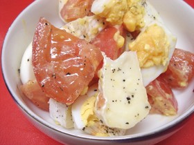 トマトとカマンベールチーズと卵のサラダ
