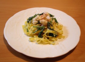 エビとほうれん草のクリームパスタ
