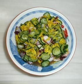 タコとキュウリと食用菊の酢の物