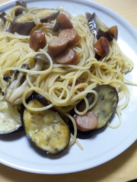 なすとしめじとソーセージでパスタ♪