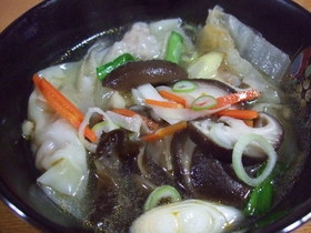 「やわらぎ」でピリ辛なワンタン野菜スープ