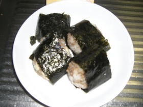 チーズ♪とそぼろのおにぎり