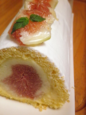 まるごとイチジクのロールケーキ
