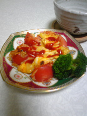 熟れたトマトと玉子で簡単朝ごはん