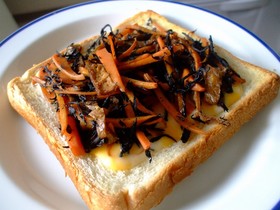 残ったひじきで☆ひじき煮チーズトースト♪