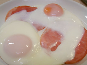 休日の朝ごはんはハムエッグ
