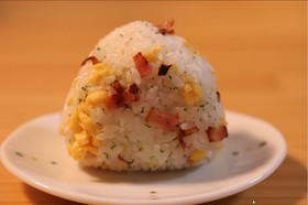 卵・ベーコン・パセリのおにぎり