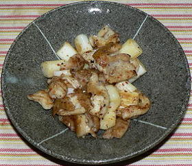 鶏皮と白ネギの七味唐辛子炒め