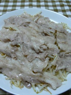 レンジで☆豚バラともやしの酒蒸し