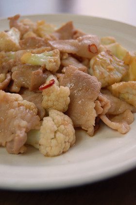 豚肉とカリフラワーのにんにく炒め