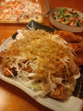 塩だれで食べる鶏の唐揚げ