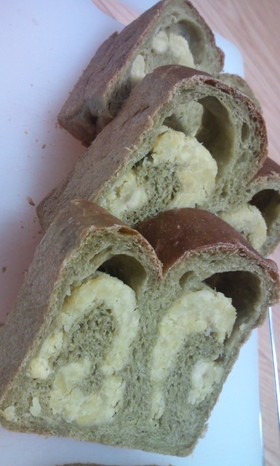 さつまいもあんin抹茶食パン