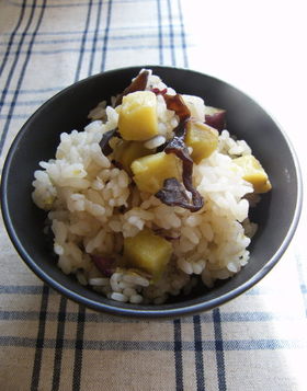 さつまいもと生きくらげの炊き込みご飯