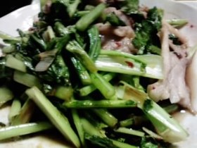 かぶの葉と豚バラ肉の豆板醤炒め