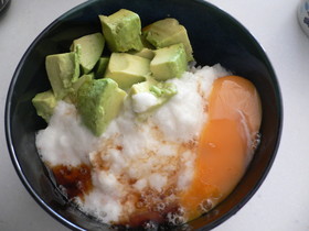 一人ランチに☆アボカドとろろ丼